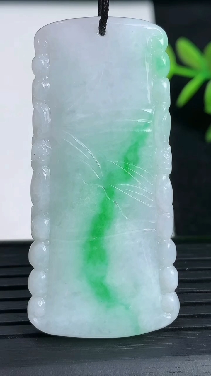 天然A货翡翠节节高升 竹节吊坠尺寸52.6-25.7-3.8重:13.16g
3月18日
535