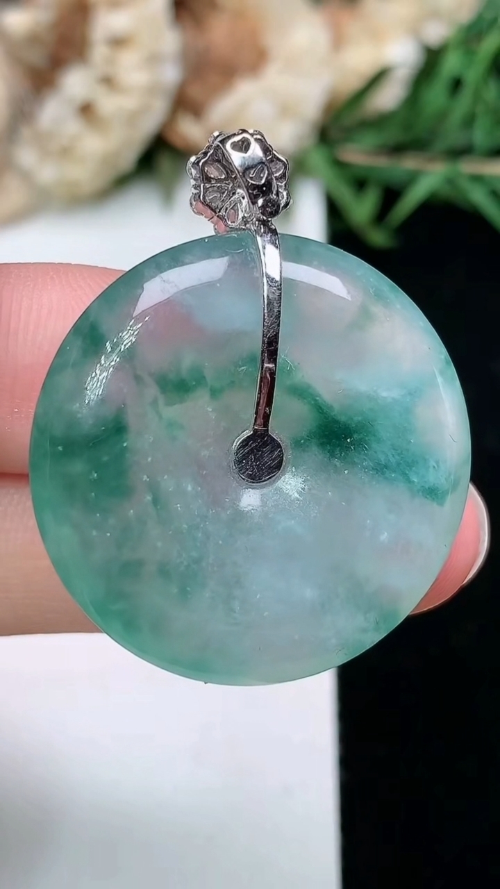 天然A货翡翠飘花平安扣吊坠，尺寸28-5.5，重量:9.23g
3月18日