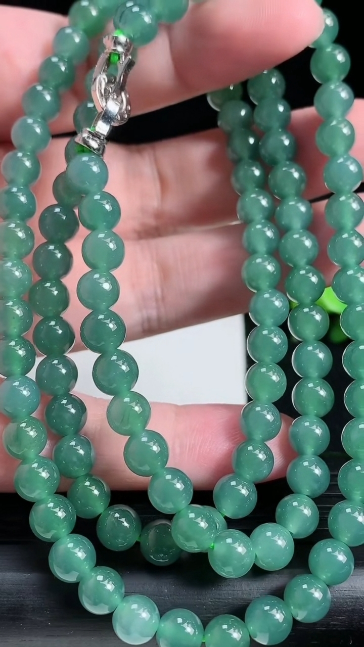 天然A货翡翠圆珠项链尺寸6.8-108颗重:59.06g3月18日
工厂直销收藏佳品,种好水足，色泽均匀，有种有色，上手高大气！
83