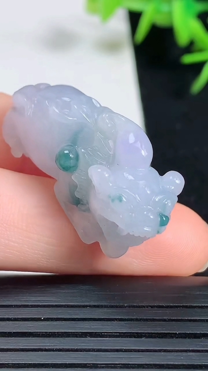 天然A货翡翠紫罗兰 飘花貔貅吊坠，尺寸32.5-13-15.5重量:11.41g
3月18日