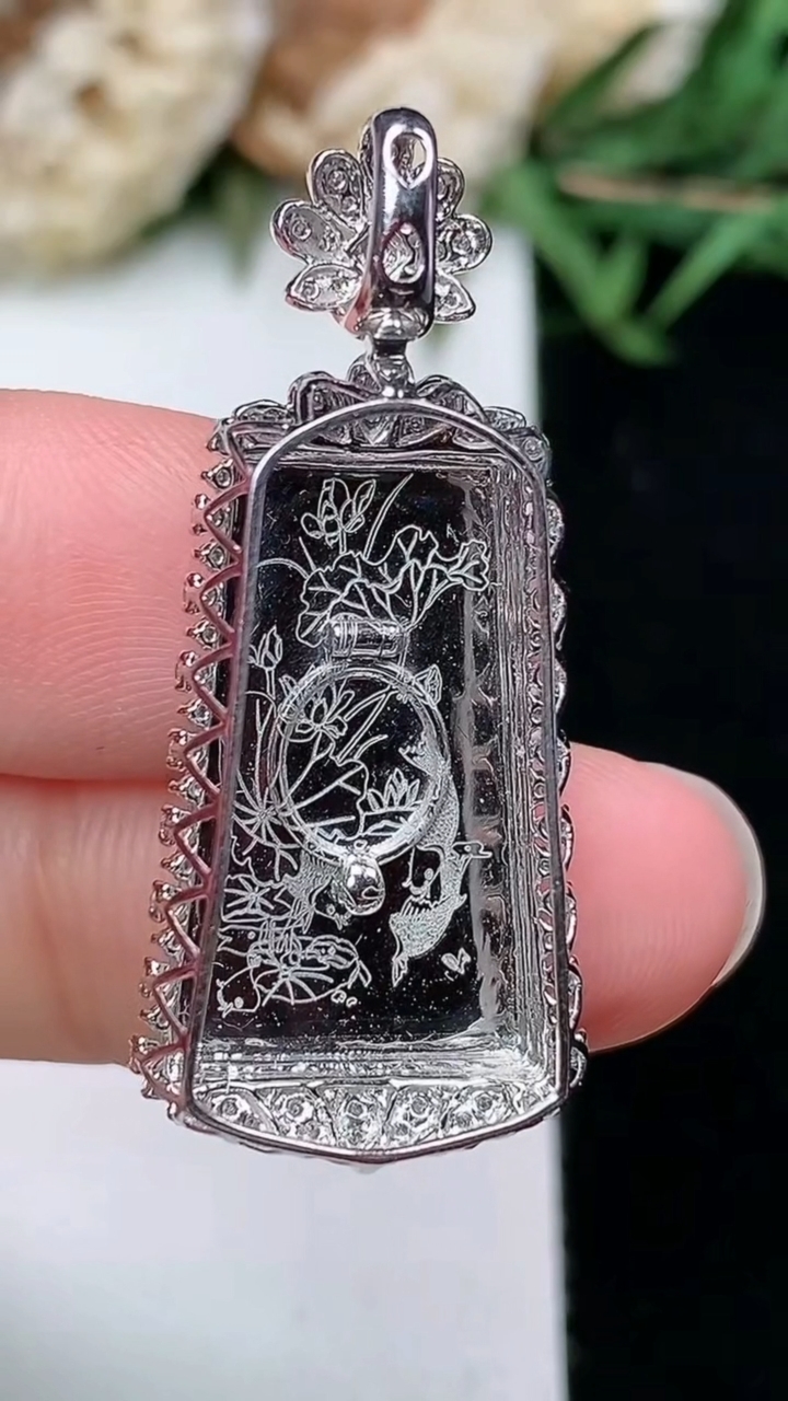 天然A货翡翠无事牌吊坠，尺寸35-15.5-7.7，裸石20.8-12.5
3月18日