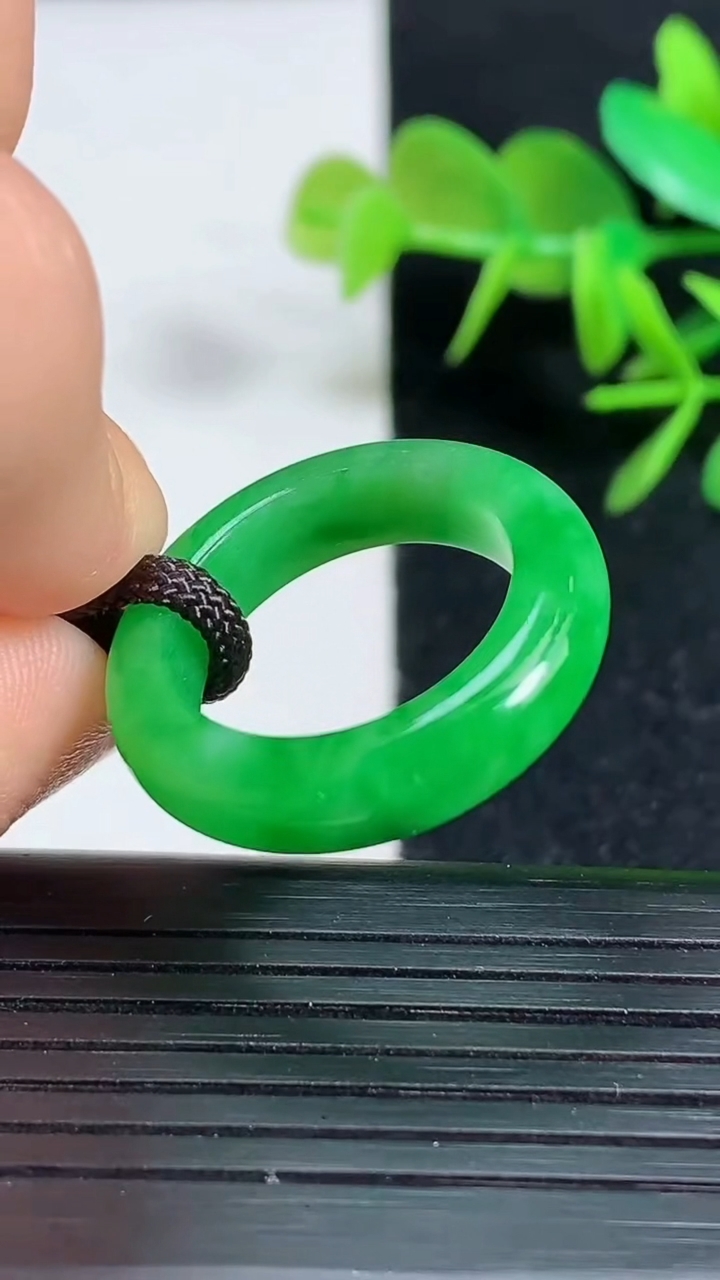 天然A货翡翠指环 戒指，尺寸17.4-5.6-4.2，重量:4.37g2026年3月18日
工厂直销收藏佳品,种好水足，色泽均匀，有种有色，上手高大气！