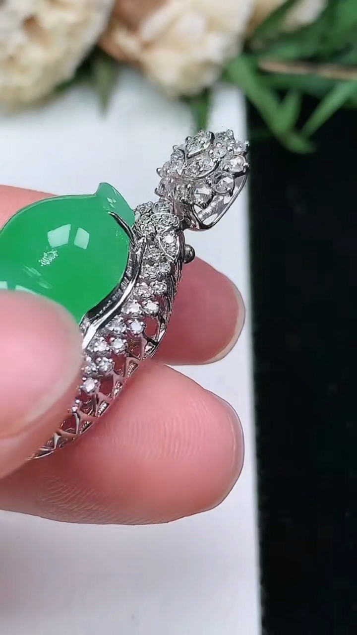 天然A货翡翠葫芦吊坠，尺寸31.7-16-14，裸石18.7-12.4，重量:6.56g
3月18日