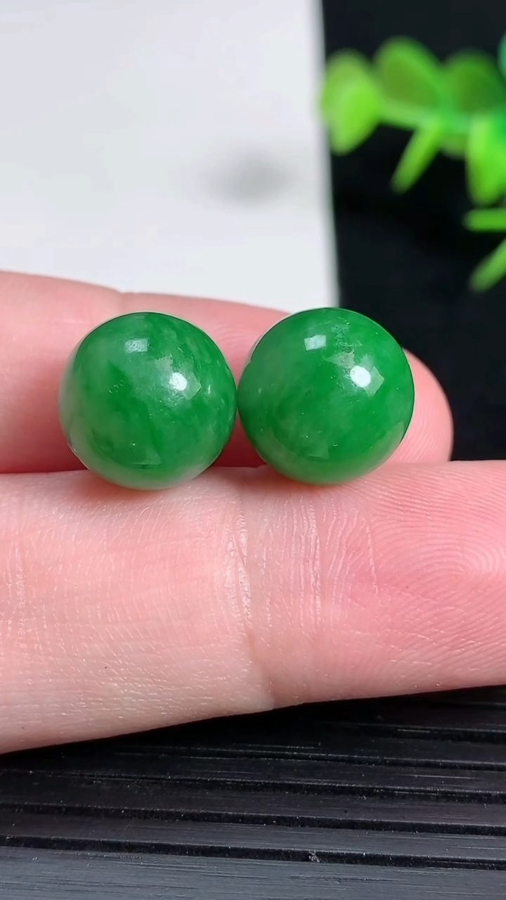 天然A货翡翠圆珠一对，尺寸12，重量:6.00g
3月18日