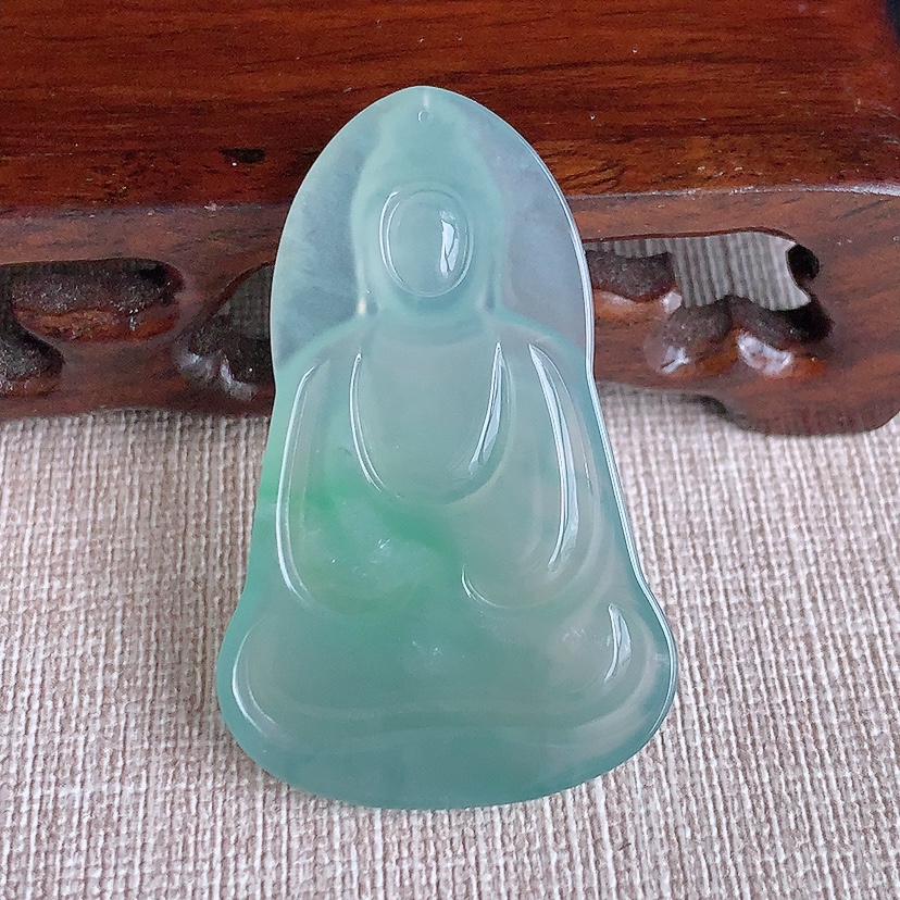 天然A货翡翠晴水观音吊坠 
尺寸46.4-29.5-4.6mm 重量10.93g 0317