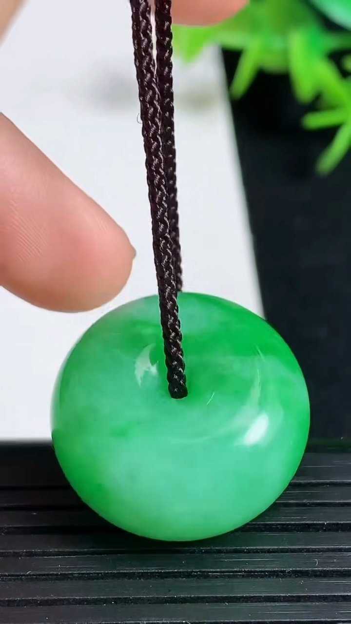 天然A货翡翠绿绿通吊坠，尺寸24-12.6，重量:15.12g
3月18日