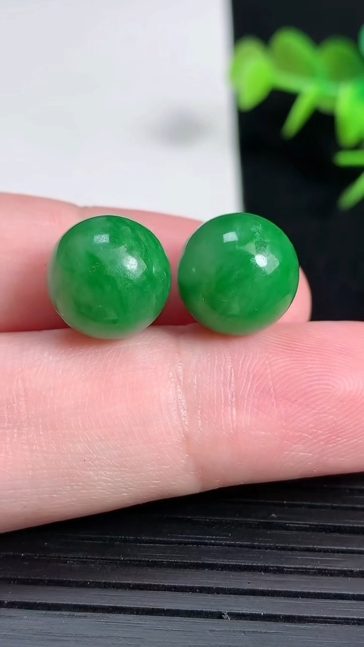 天然A货翡翠圆珠一对，尺寸12，重量:6.00g
3月18日
