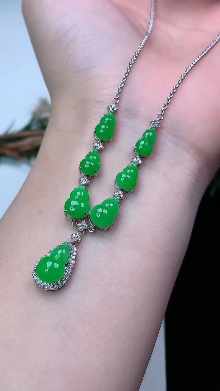 天然A货翡翠葫芦项链，尺寸10.4-6.5，重量:6.70g
3月18日