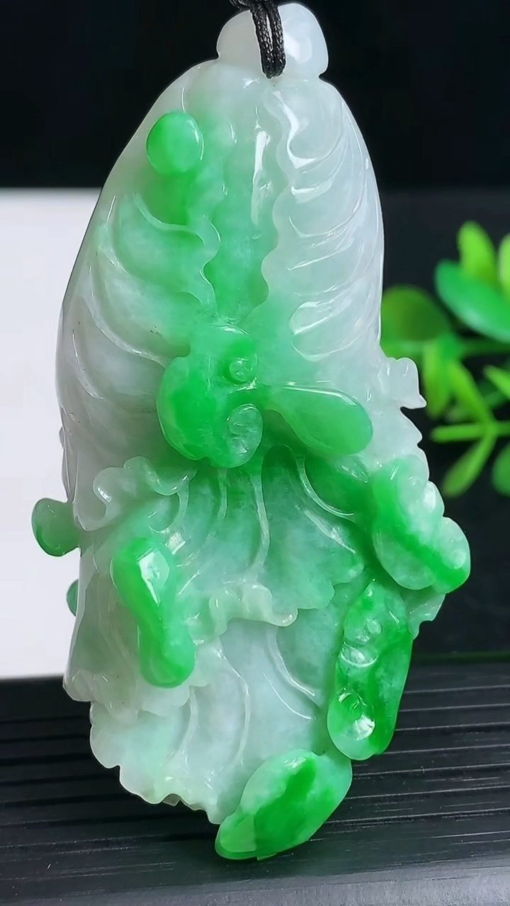 天然A货翡翠白菜吊坠尺寸70.7-38.5-22重量:67.09g
3月18日