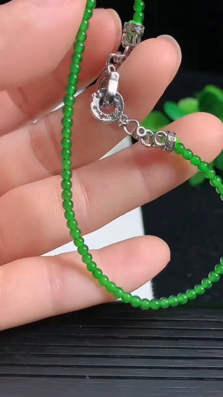 天然A货翡翠小米珠手串，尺寸2.6重量:3.00g3月18日
工厂直销收藏佳品,种好水足，色泽均匀，有种有色，上手高大气！