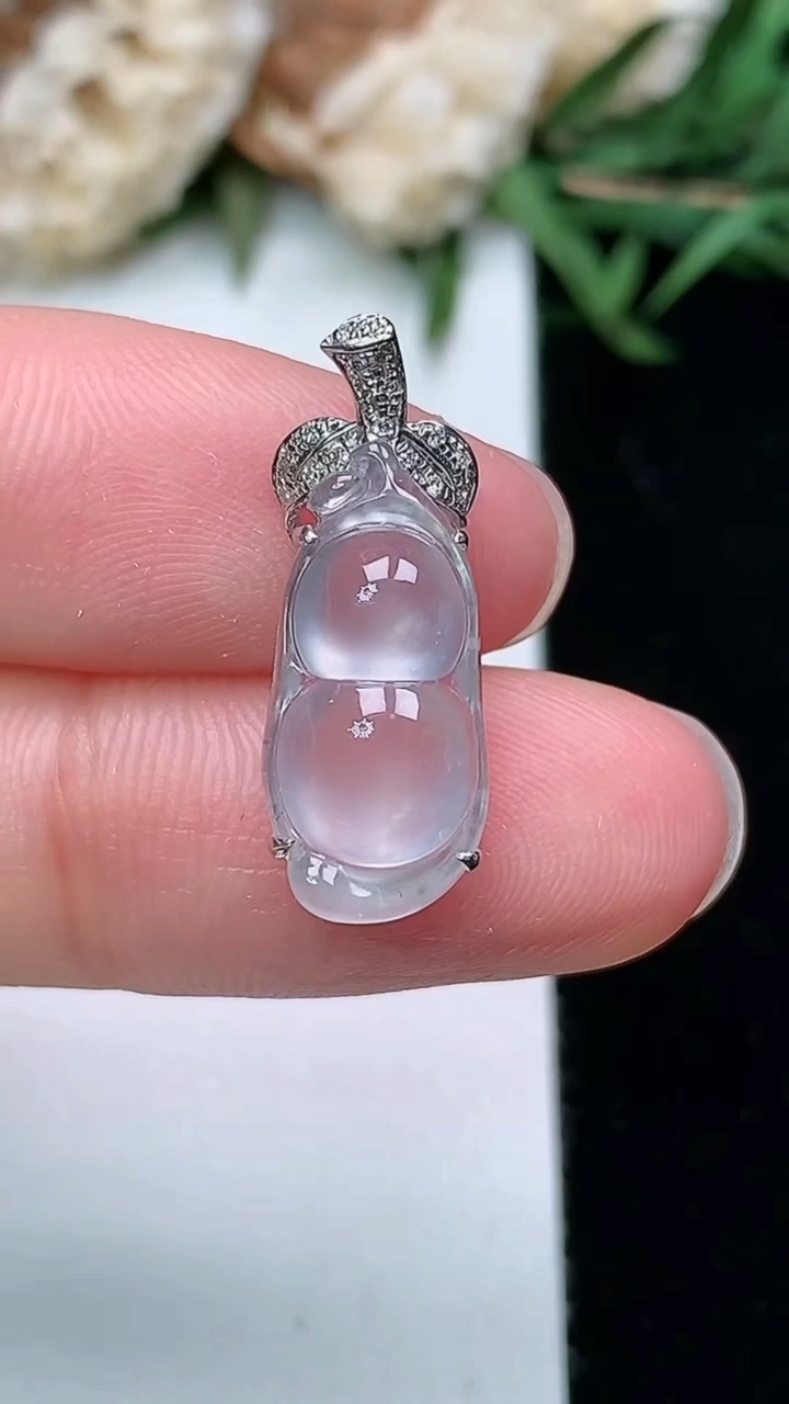 天然A货翡翠白冰葫芦吊坠，尺寸16.8-8-5.7，重量:1.32g
3月18日