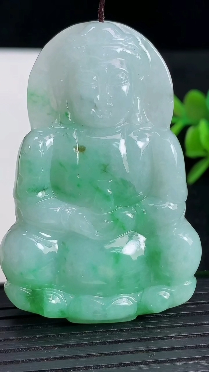 天然A货翡翠观音菩萨吊坠尺寸58.6-39.8-6.5重:27.27g
3月18日
614