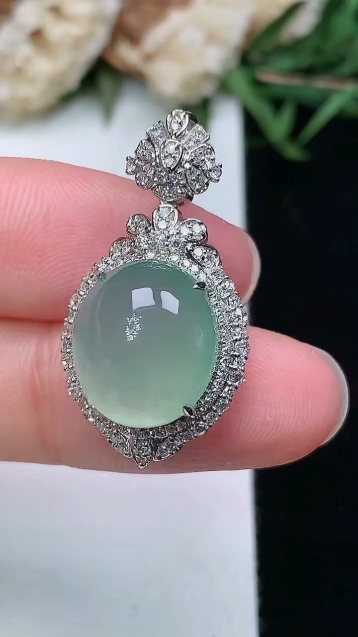 天然A货翡翠蛋面吊坠，尺寸28.4-15-12.3，裸石12.7-11，重量:3.90g
3月18日