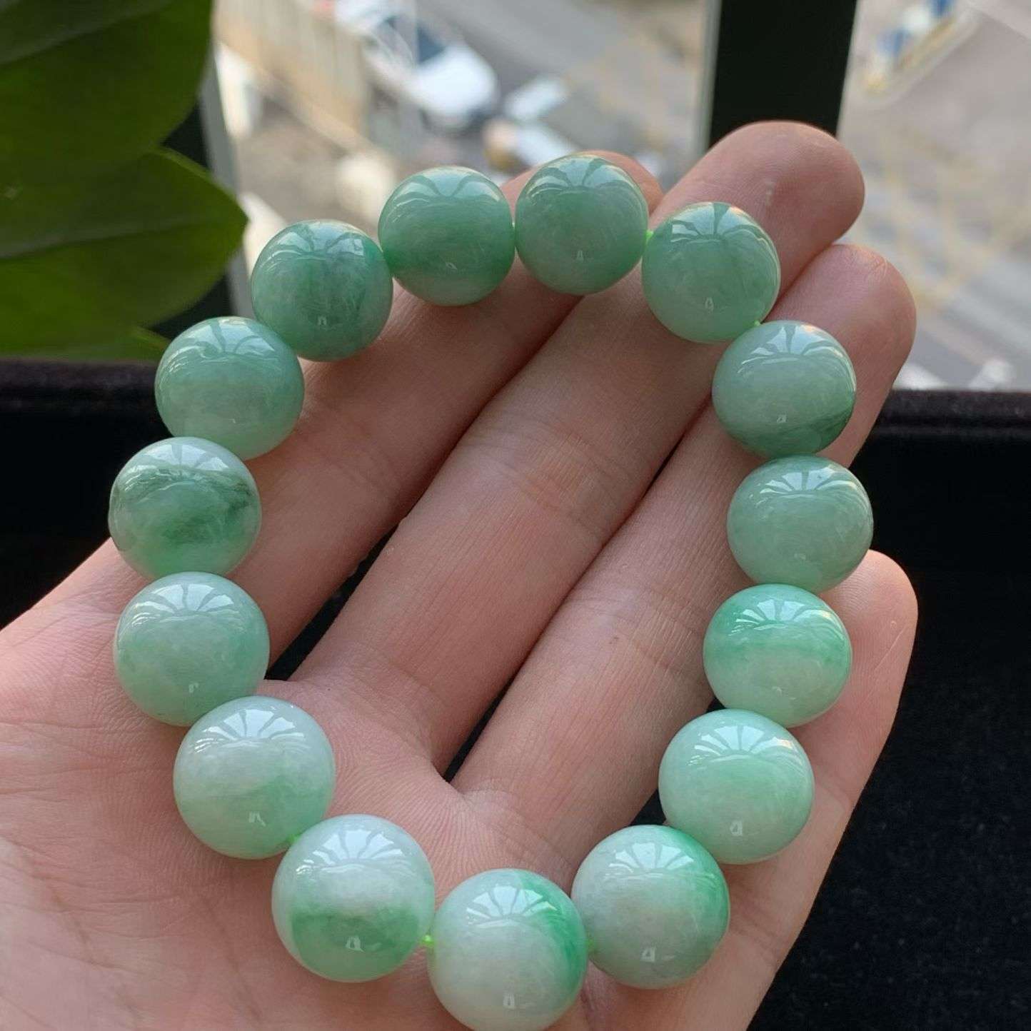 A货天然翡翠冰糯种飘绿手串重量70.75
3月18日