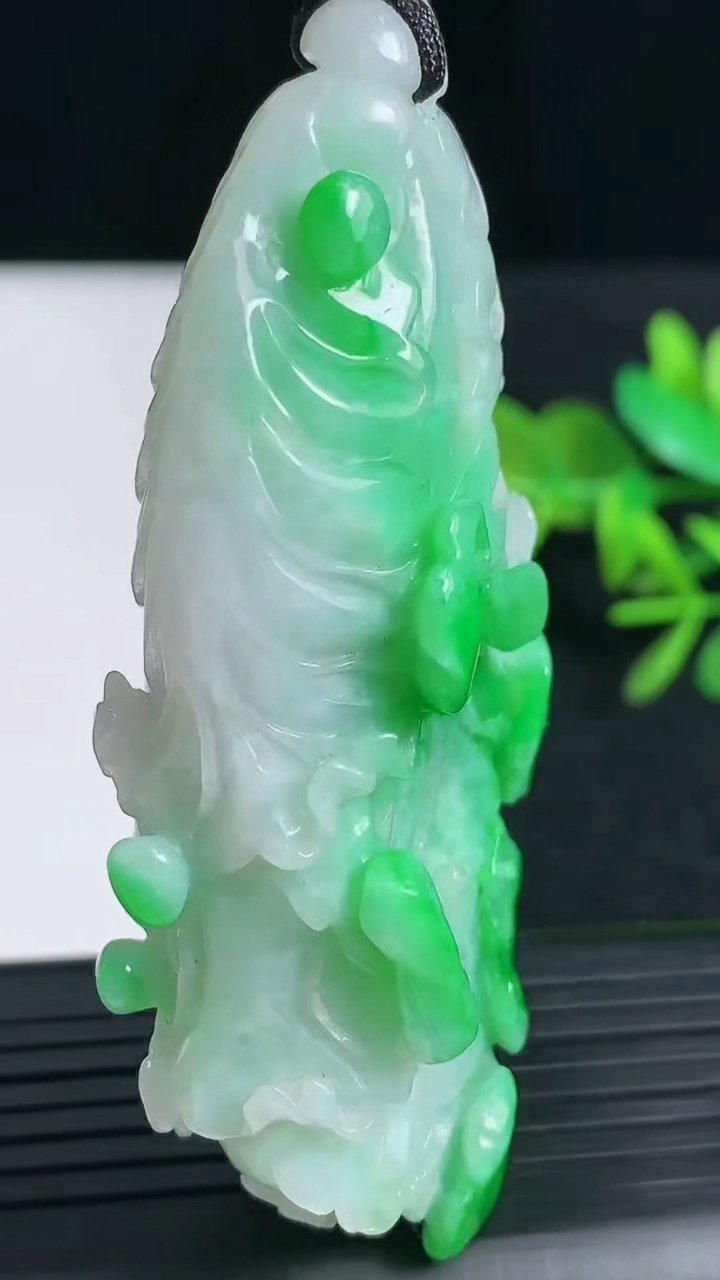 天然A货翡翠白菜吊坠尺寸70.7-38.5-22重量:67.09g
3月18日