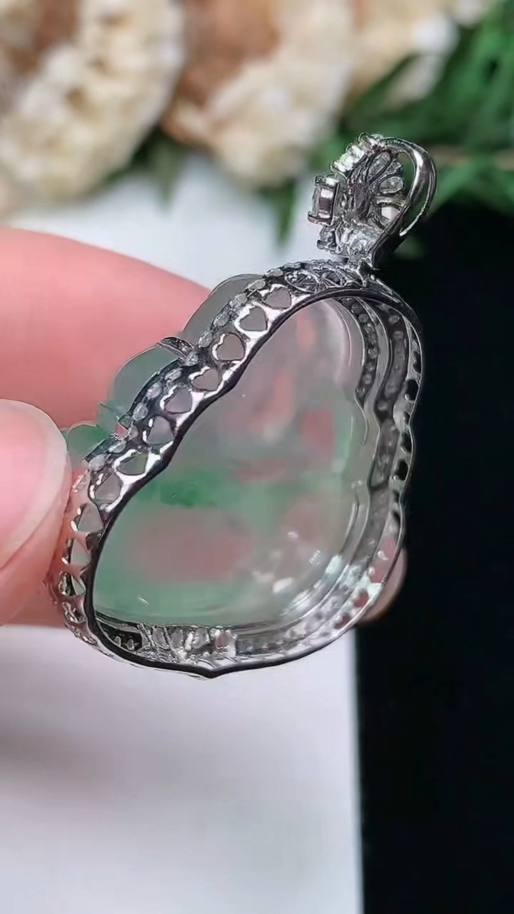 天然A货翡翠佛公吊坠，尺寸33.3-26.9-10.5，裸石21.3-24，重量:7.89g
3月18日