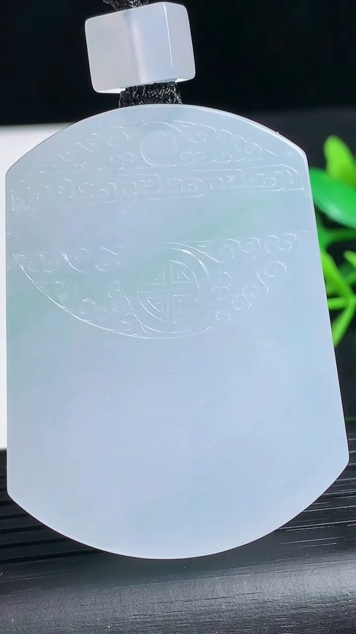 天然A货翡翠仿古无事牌吊坠尺寸51.7-39.4-7.8重量:52.82g
3月18日