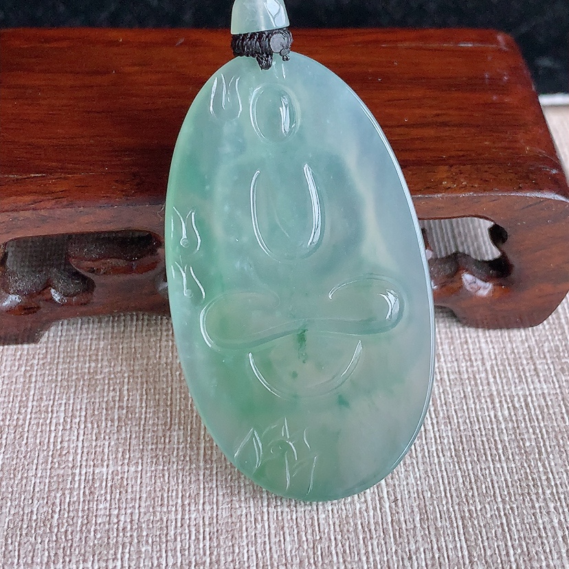 天然A货翡翠晴水飘花大日如来吊坠 
尺寸53.6-31.2-5mm 重量22.95g 0317