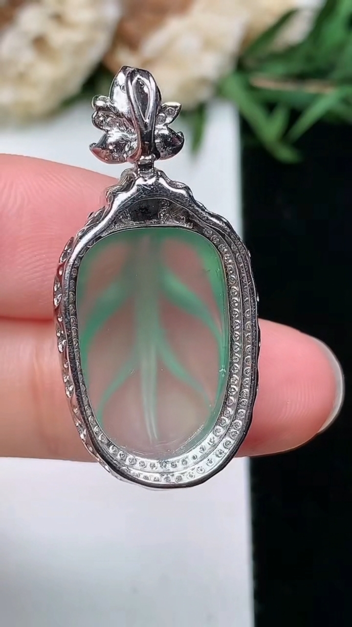 天然A货翡翠金枝玉叶 叶子吊坠，尺寸32.5-15.6-8.8，裸石18.6-12.4，重量:4.04g
3月18日