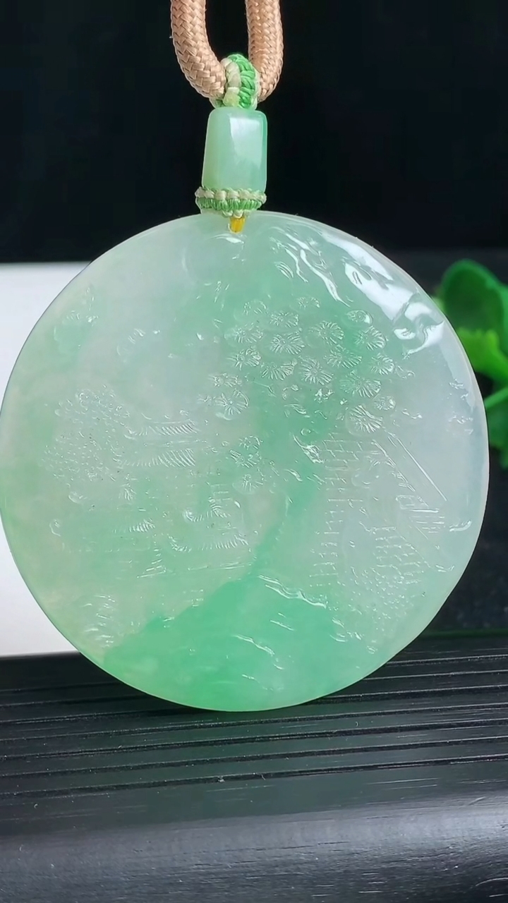 天然A货翡翠山水牌吊坠，尺寸54-5.6，重量:40.57g
3月18日