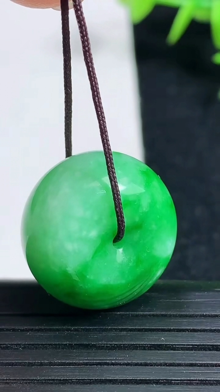 天然A货翡翠绿绿通吊坠，尺寸20.5-12.7，重量:11.20g
3月18日