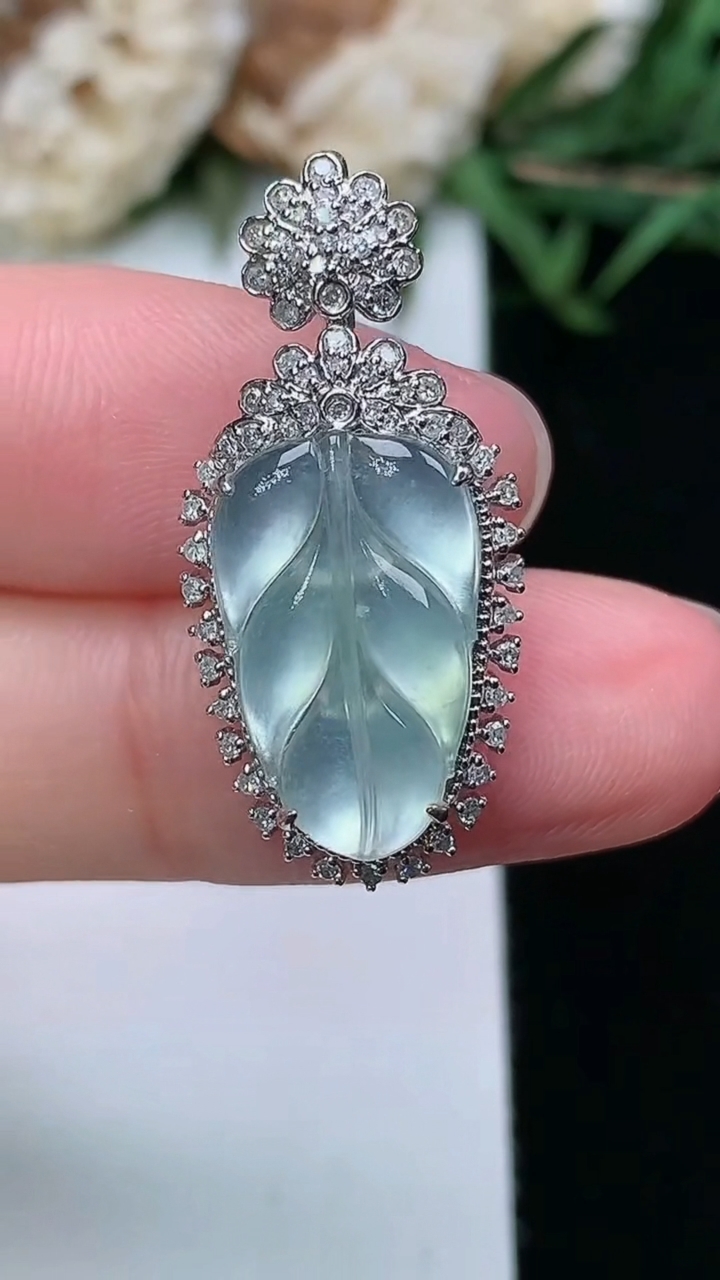 天然A货翡翠白冰金枝玉叶 叶子吊坠，尺寸28.4-13.4-7.2，裸石16.3-10，重量:2.75g
3月18日