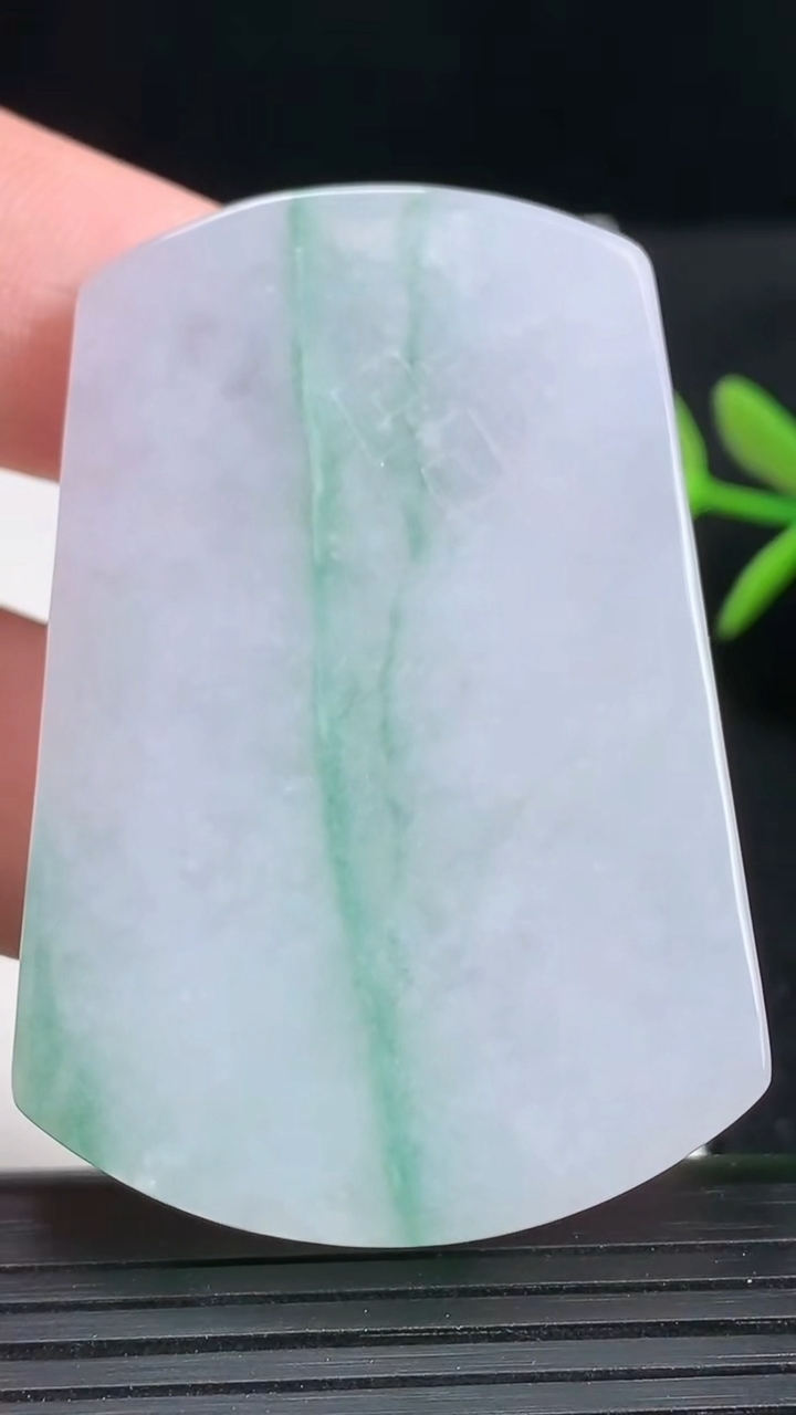 天然A货翡翠无事牌吊坠尺寸54.8-37.4-6.4重:36.00g
3月18日
555