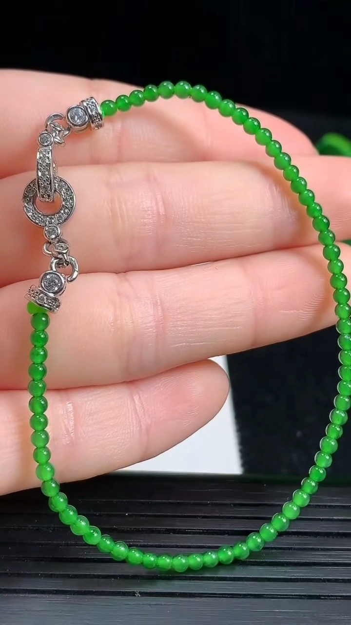 天然A货翡翠小米珠手串，尺寸2.6重量:3.00g3月18日
工厂直销收藏佳品,种好水足，色泽均匀，有种有色，上手高大气！
