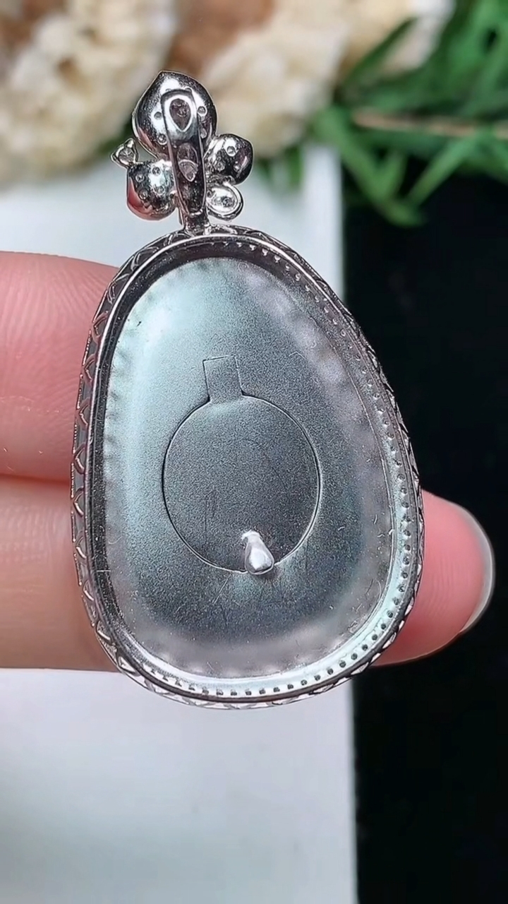 天然A货翡翠如意吊坠，尺寸36.4-19.8-7.8，裸石24-16.5
3月18日