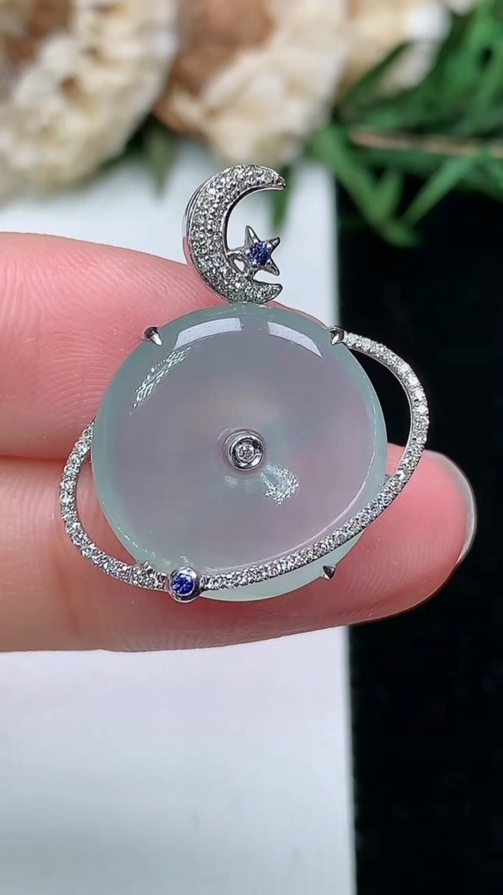 天然A货翡翠白冰平安扣吊坠，尺寸24.9-21.8-6，裸石17-5.2，重量:3.72g
3月18