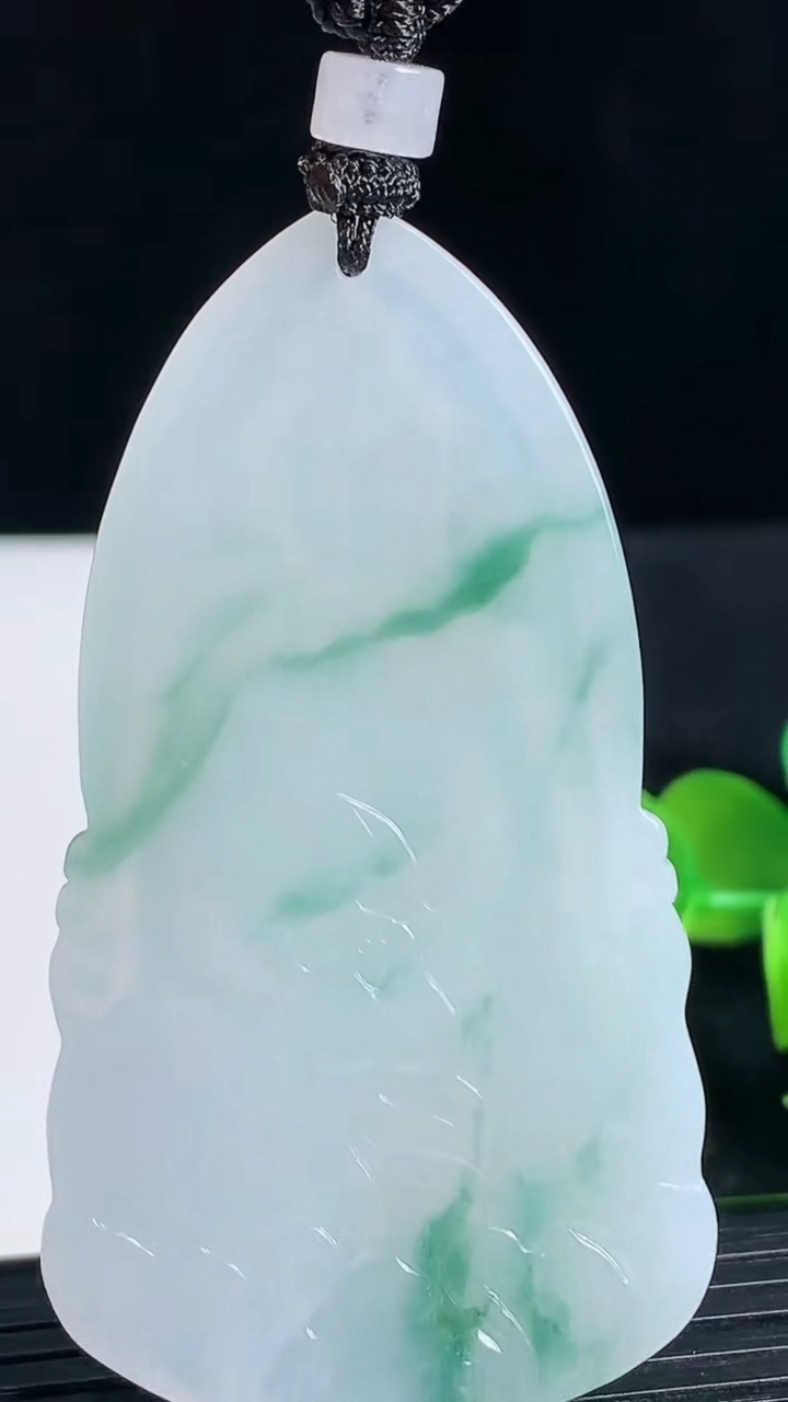 天然A货翡翠种飘花观音菩萨吊坠尺寸63-35.1-5.7重量:30.15g
3月18日