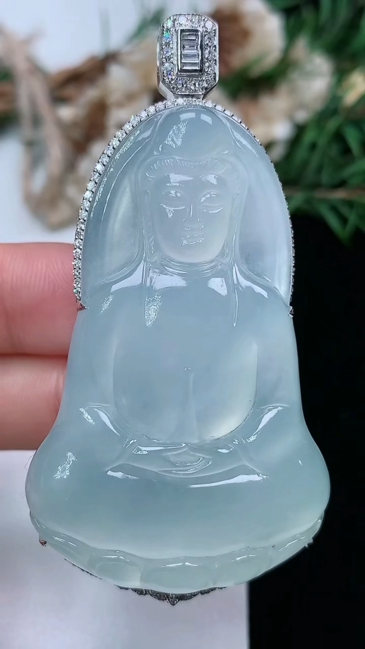 天然A货翡翠白冰素衣观音吊坠，尺寸65-52-32.7-11.4，重量:23.25g
3月18日