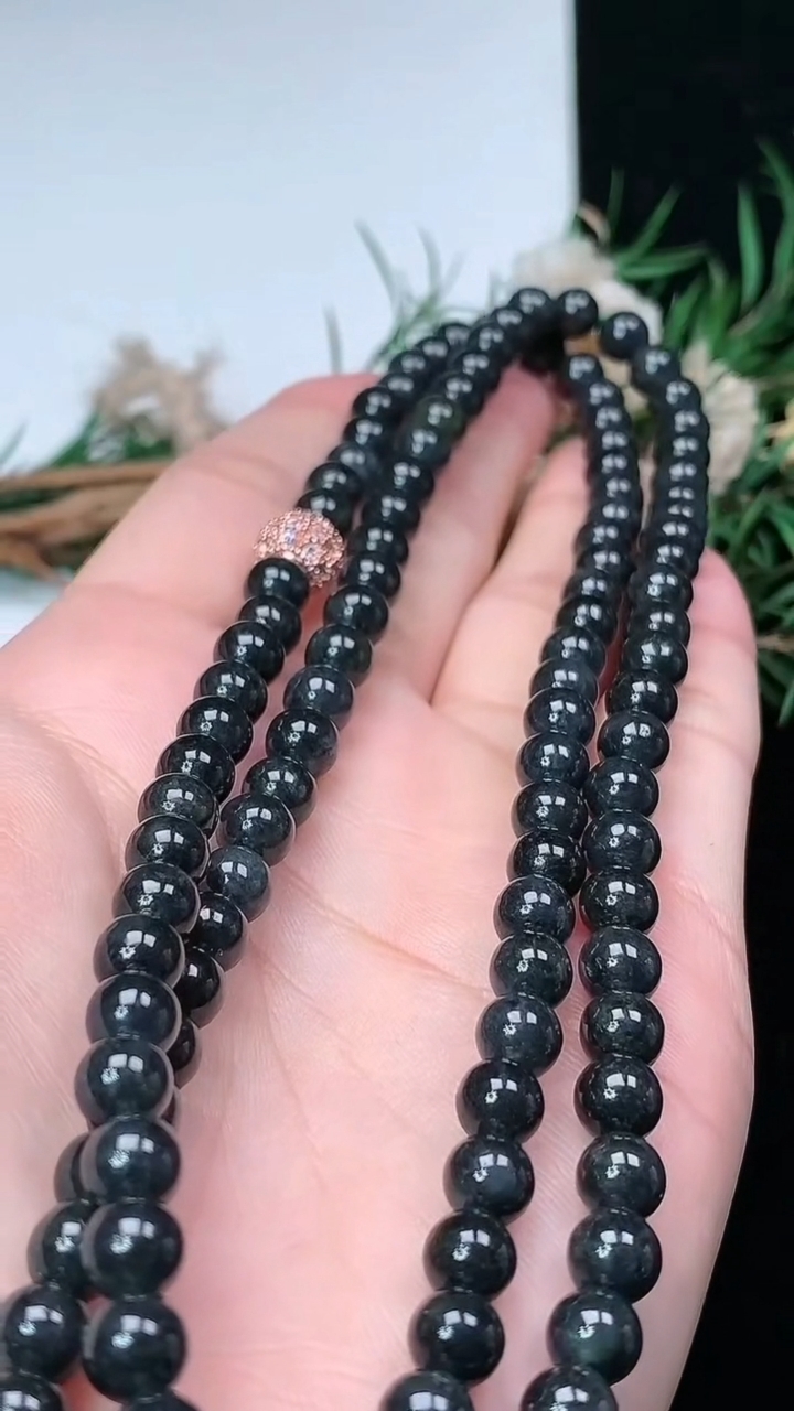 天然A货翡翠墨翠圆珠项链，尺寸5.9-116颗，重量:42.98g
3月18日