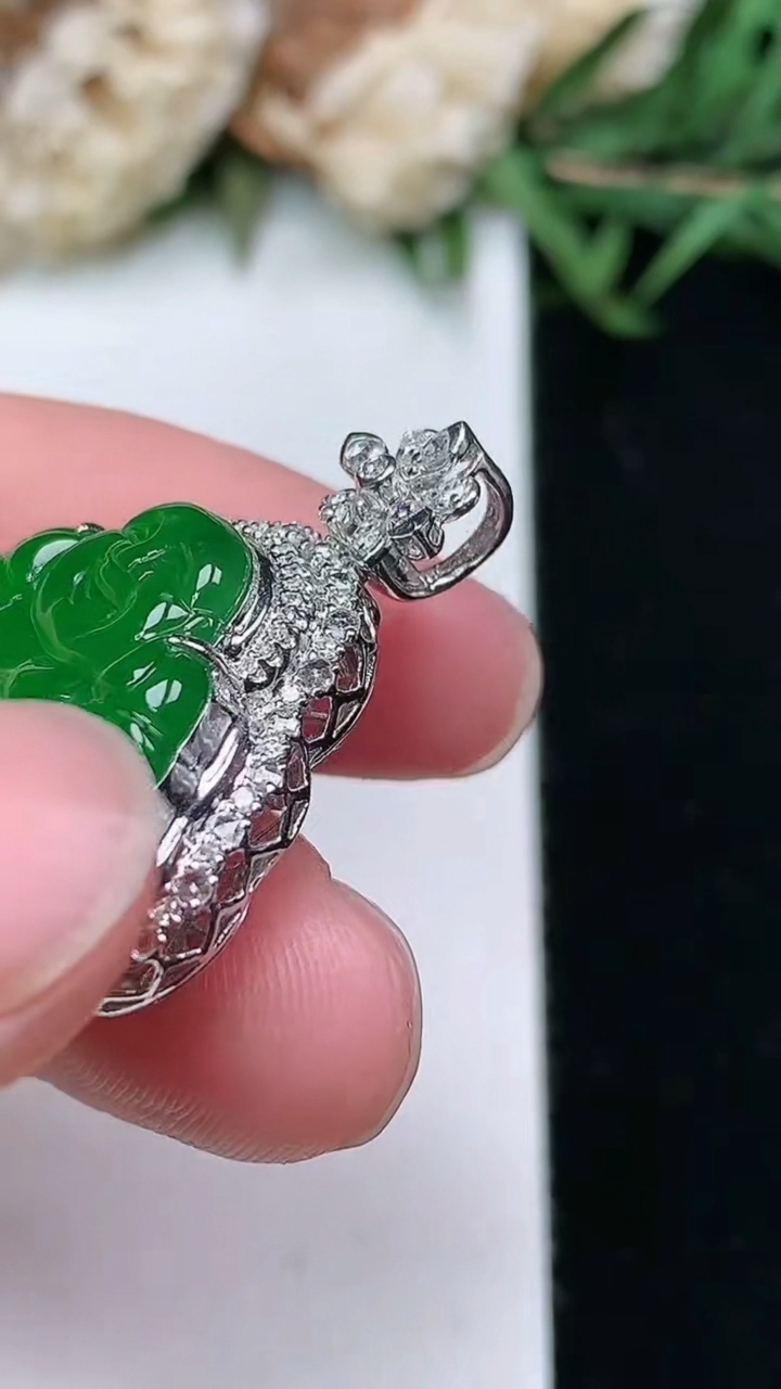 天然A货翡翠佛公吊坠，尺寸27.5-23.4-10，裸石15.9-19.9
3月18日