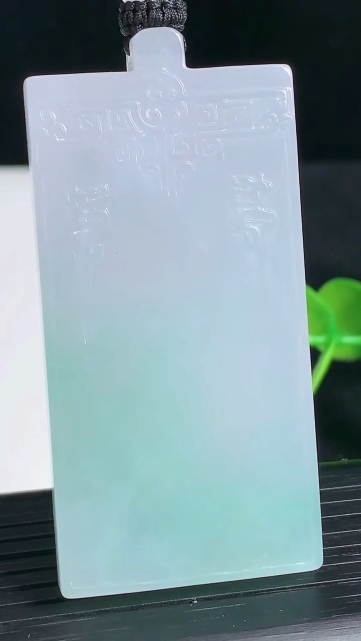 天然A货翡翠仿古无事牌吊坠尺寸55.1-28.7-7重量:42.75g
3月18日