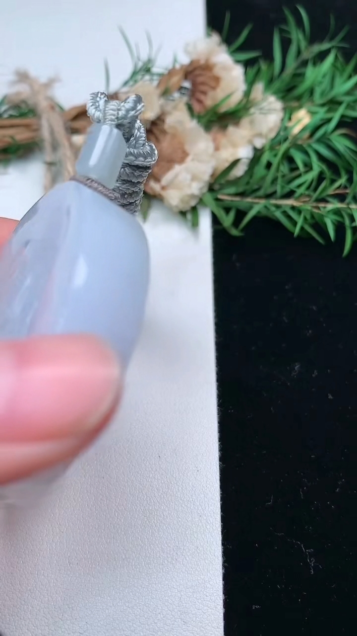 天然A货翡翠佛头吊坠，尺寸46.8-10.5，重量:63.29g
3月18日