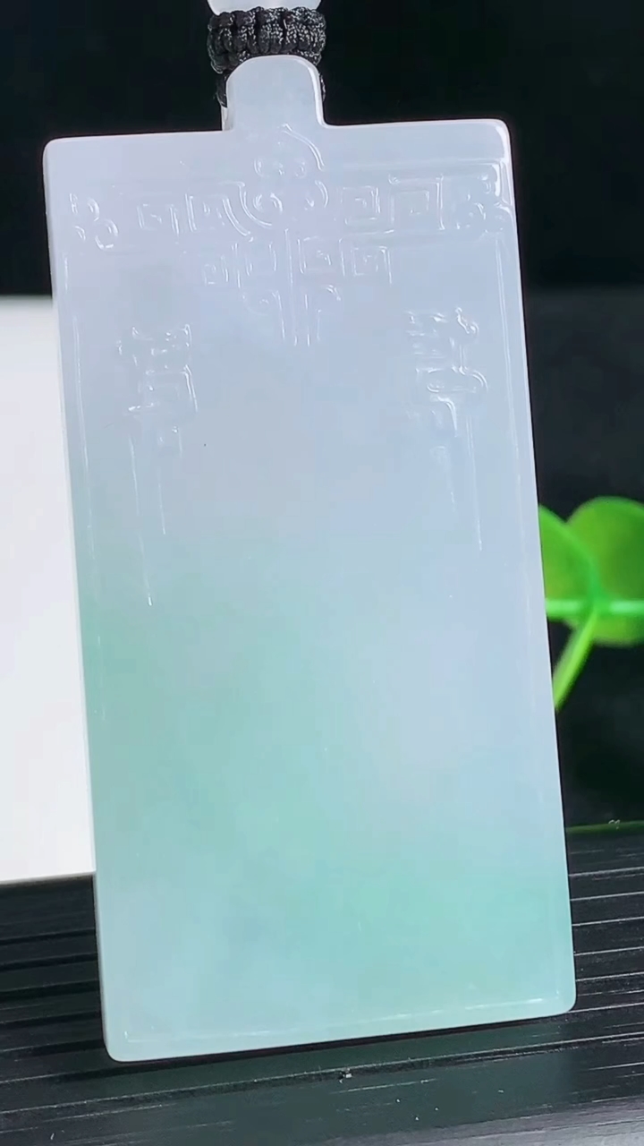 天然A货翡翠仿古无事牌吊坠尺寸55.1-28.7-7重量:42.75g
3月18日