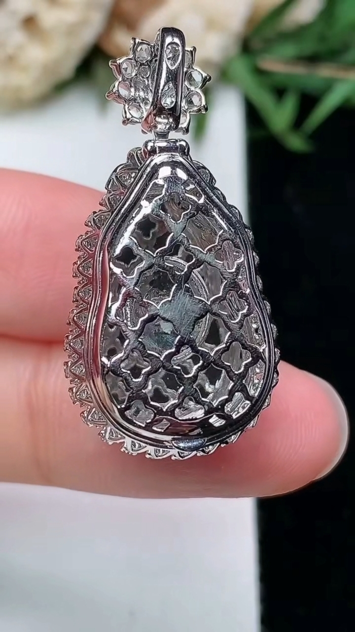 天然A货翡翠葫芦吊坠，尺寸31.7-16-14，裸石18.7-12.4，重量:6.56g
3月18日