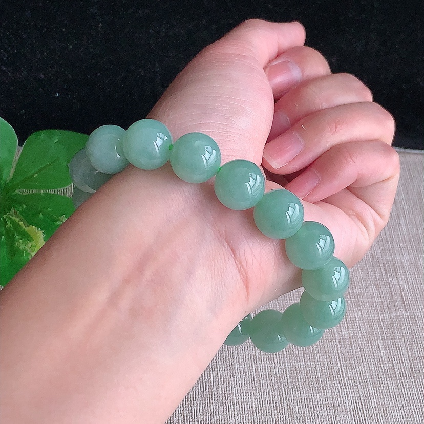 天然A货翡翠满绿圆珠佛珠手串17颗 
尺寸12.5mm 重量62.78g 0317