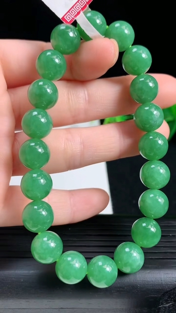 天然A货翡翠圆珠手串，尺寸10重量:34.35g3月18日
工厂直销收藏佳品,种好水足，色泽均匀，有种有色，上手高大气！