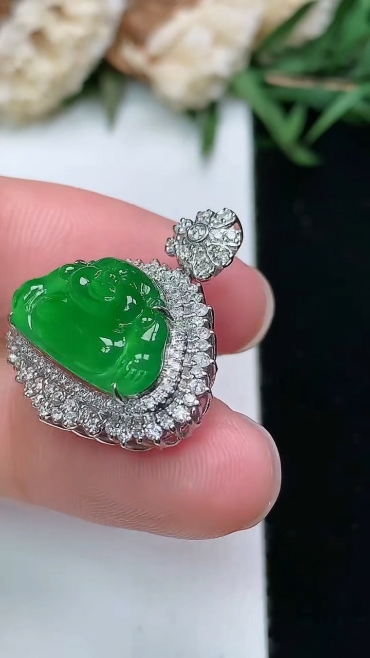 天然A货翡翠佛公吊坠，尺寸22.6-21.3-9.6，裸石9.4-16.2，重量:4.28g
3月18日