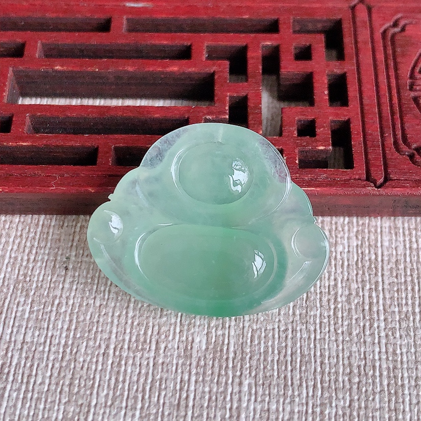 天然A货翡翠晴水佛公吊坠 
尺寸22.8-28.6-5.2mm 重量5.65g 0317