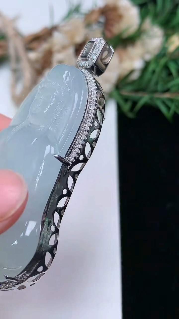 天然A货翡翠白冰素衣观音吊坠，尺寸65-52-32.7-11.4，重量:23.25g
3月18日