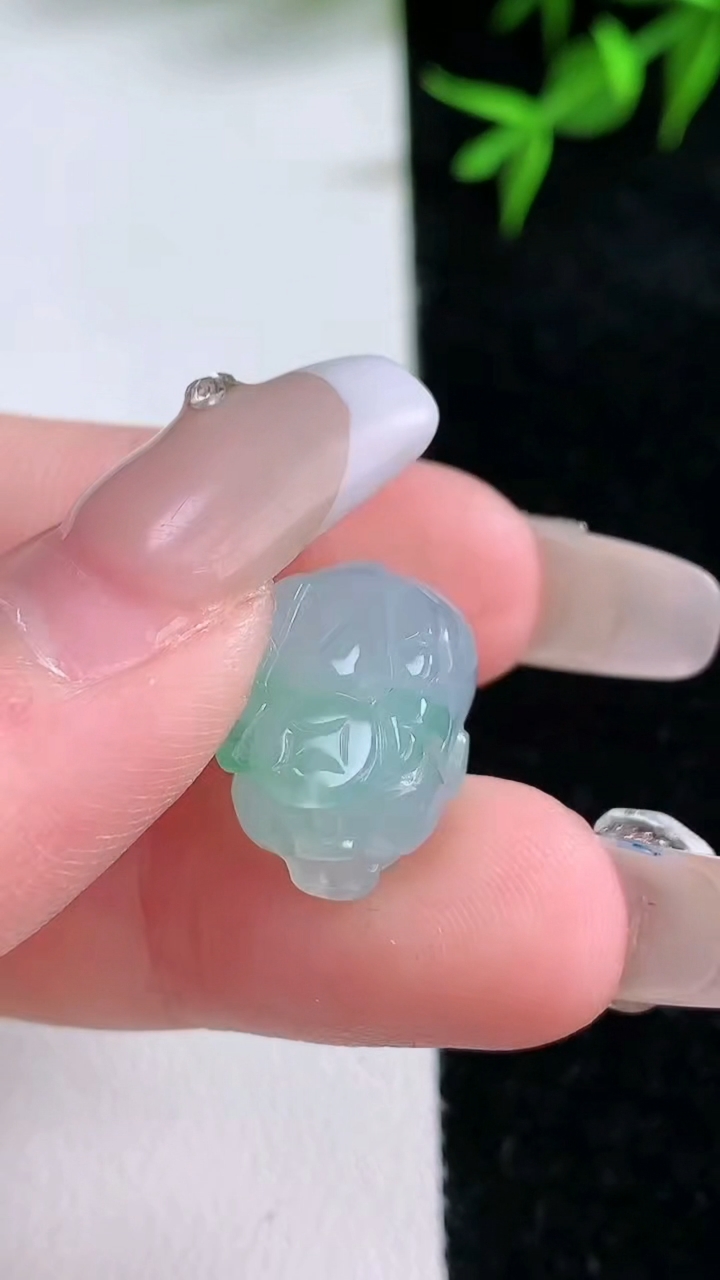 天然A货翡翠生肖猪吊坠，尺寸16.8-12.2-10，重量:4.21g
3月18日