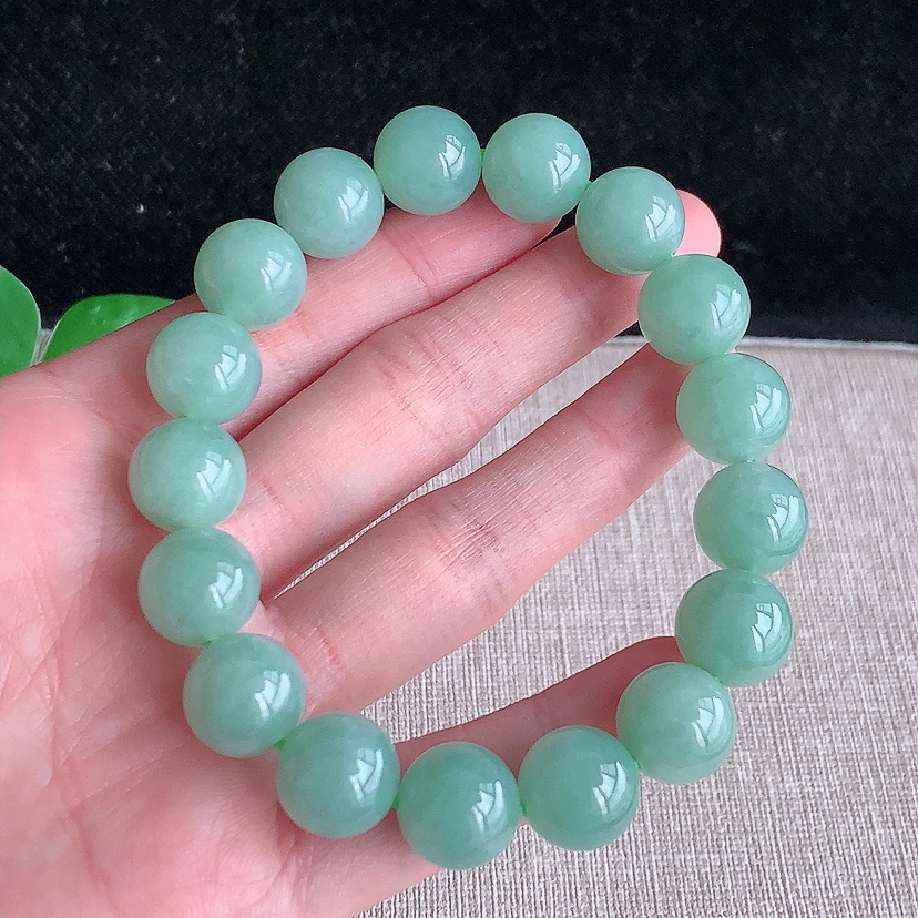 天然A货翡翠满绿圆珠佛珠手串17颗 
尺寸12.5mm 重量62.78g 0317