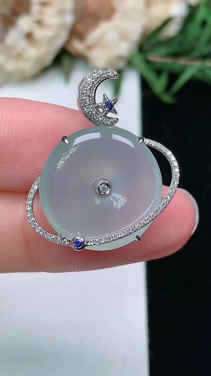 天然A货翡翠白冰平安扣吊坠，尺寸24.9-21.8-6，裸石17-5.2，重量:3.72g
3月18