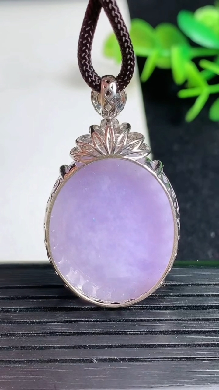 天然A货翡翠18k金紫罗兰蛋面吊坠，尺寸39-23-12.5裸石29.5-23，重量:14.91g
3月18日