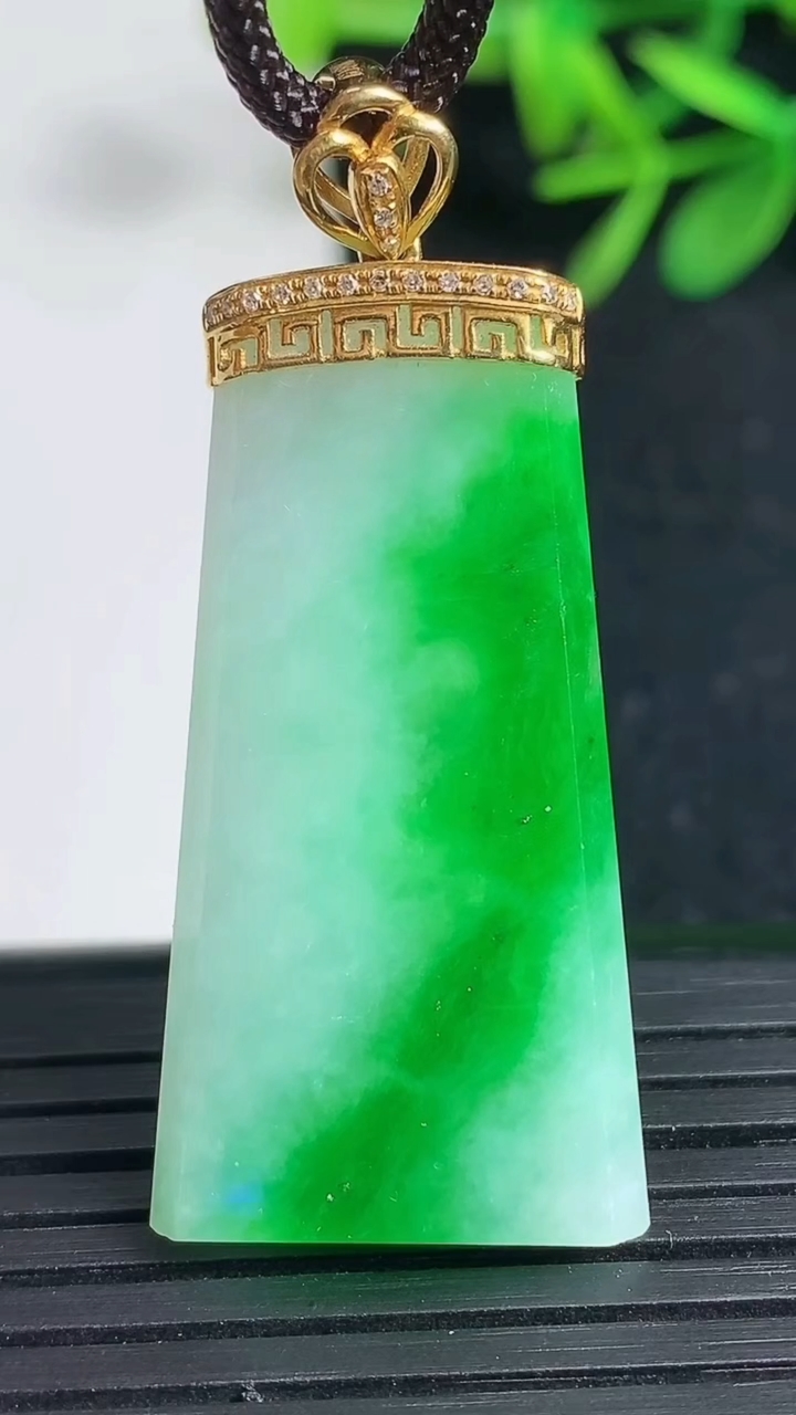 天然A货翡翠无事牌吊坠，尺寸35.7-19-4.8，重量:8.04g
3月18日