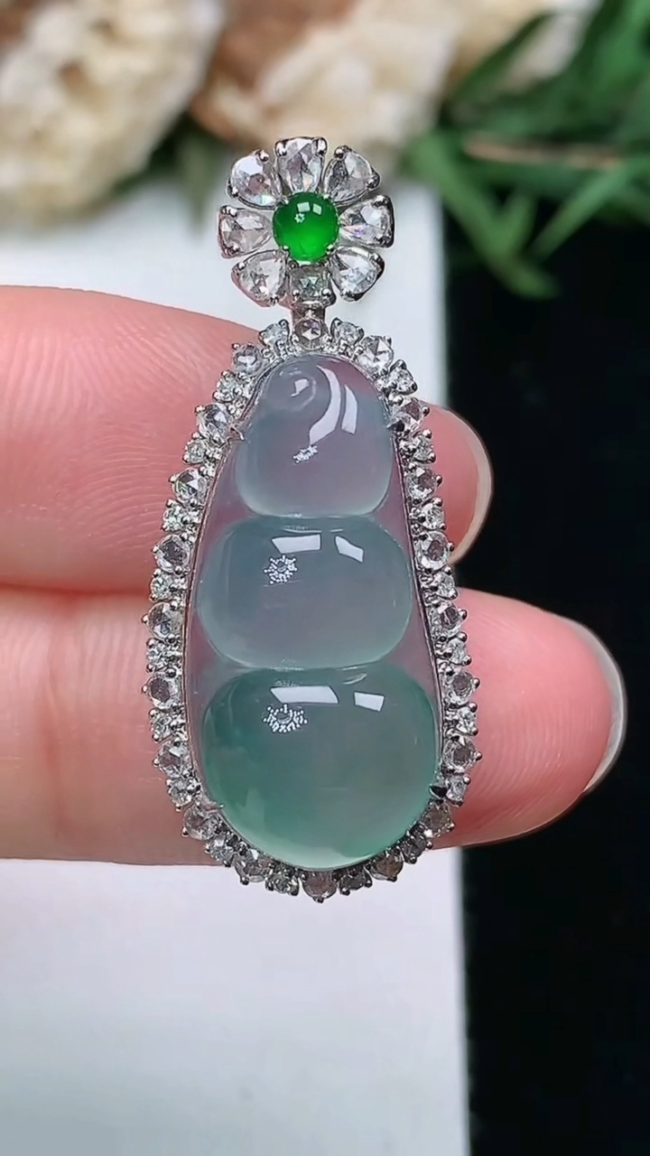 天然A货翡翠福豆吊坠，尺寸32-14-10.3，裸石20.8-10，重量:4.27g
3月18日