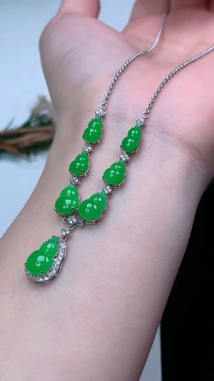 天然A货翡翠葫芦项链，尺寸10.4-6.5，重量:6.70g
3月18日